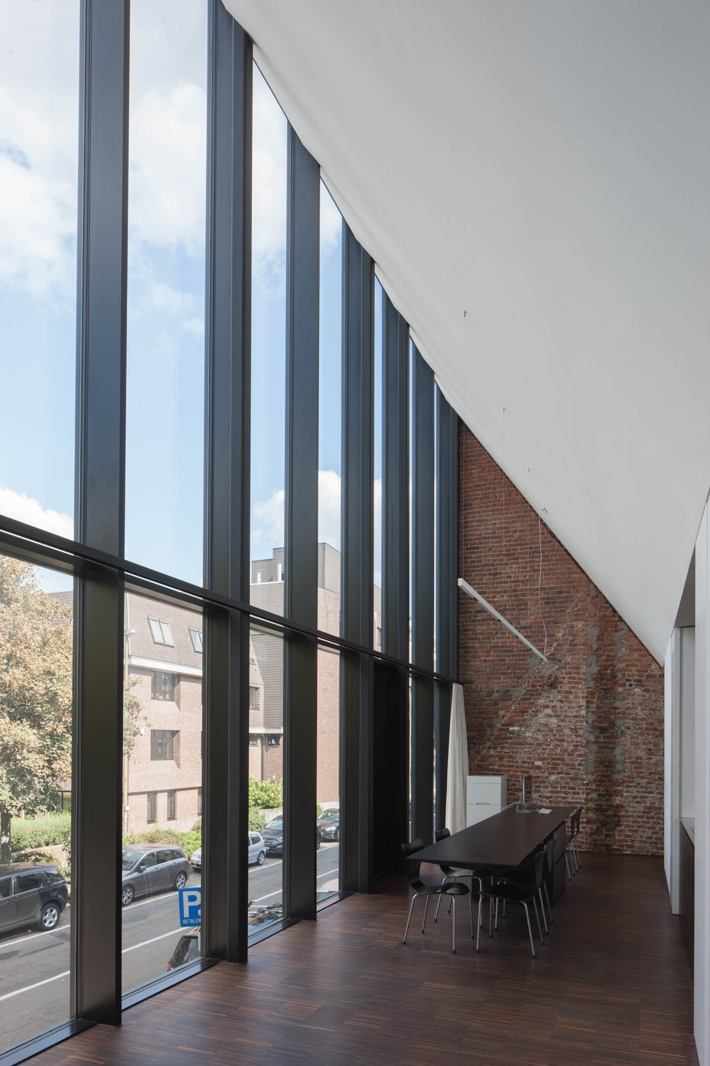 Interieur met oud metselwerk en glazen gevel